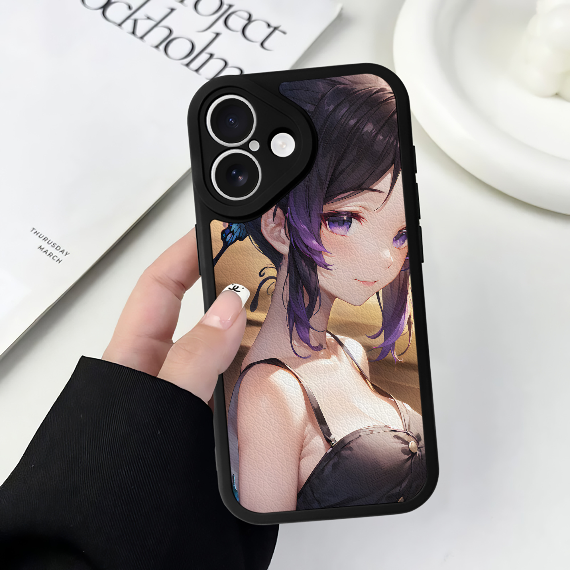 （画像用） 鬼滅の刃（きめつのやいば）蟲柱-胡蝶 しのぶ／こちょう しのぶ Kochou Shinobu 【iPhone 16シリーズ対応】シリコンスマホケース（レザー調） 材質：シリコン